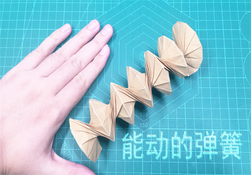 手工折纸弹簧玩具怎么做简单（方形纸怎么折弹簧心）