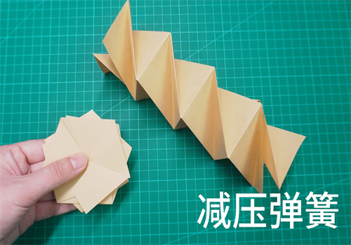 怎么做折纸伸缩弹簧（用纸做的伸缩弹簧玩具教程）