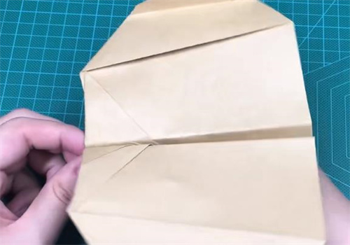 怎么叠回旋式纸飞机（盘旋的纸飞机的折法）