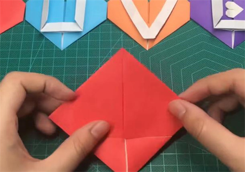 手工折纸心形怎么做（心型的折纸方法）