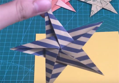 怎样用纸折五角星（五角星折纸教程图解）