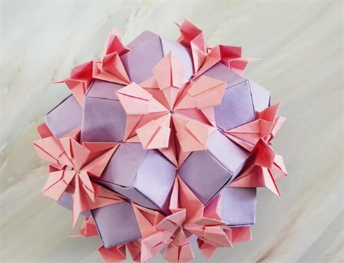 甜美花球折纸教程图解，简单好看惹人爱