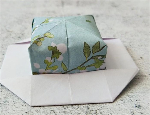 折纸教程：折一顶漂亮的遮阳帽，折法很简单，可以给娃娃戴哦