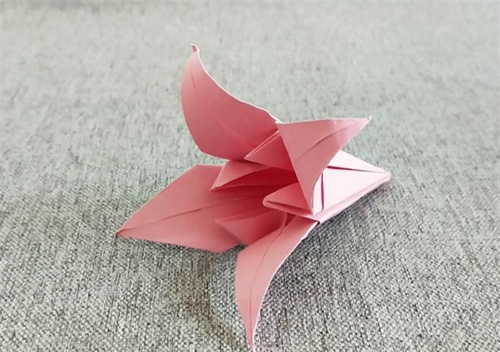 唯美百合花折纸教程，制作很简单，装饰超漂亮